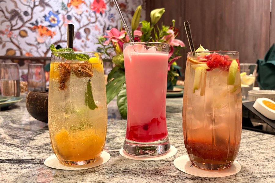 De Wan 1958 menyajikan aneka minuman enak dan cantik dipandang.