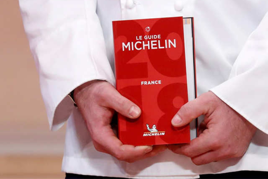 Meski lebih seabad berlalu, michelin masih mengeluarkan buku panduan mengikut tradisi.