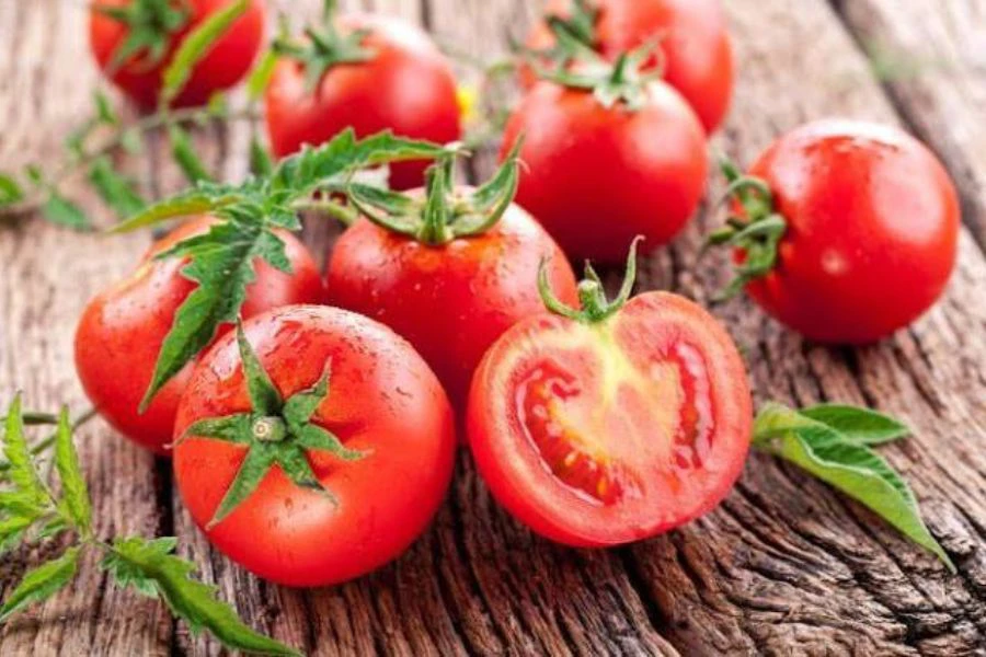 Lectin yang terkandung dalam biji tomato berisiko menyebabkan keradangan dalam badan atau usus.