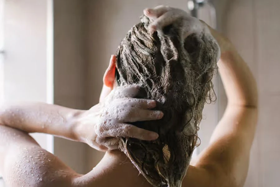 Anda juga boleh pijat rambut bersama air kopi dan syampu kepala.