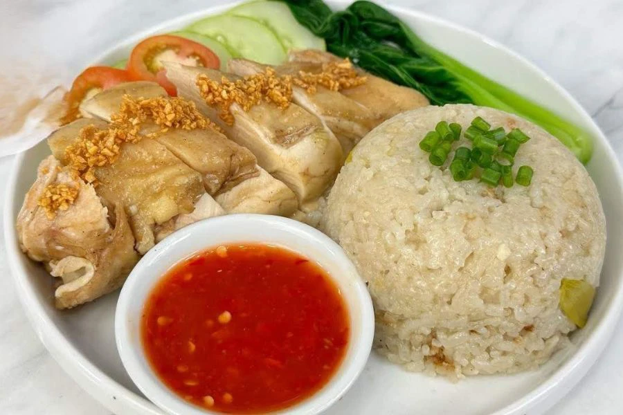 Hadir lengkap dengan ayam rebus lembut bersama nasi harum.