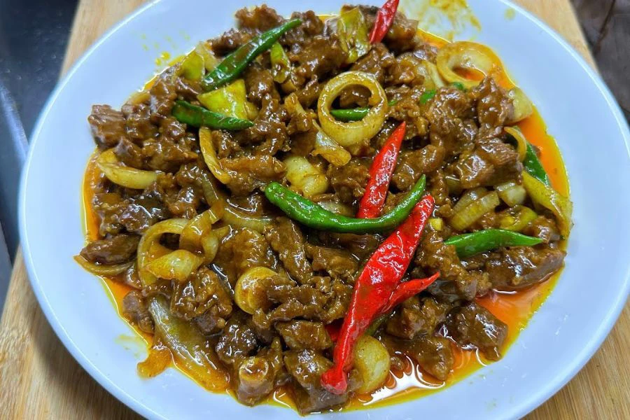 Daging goreng berlengas yang dimasak basah menghasilkan aroma wangi memikat.