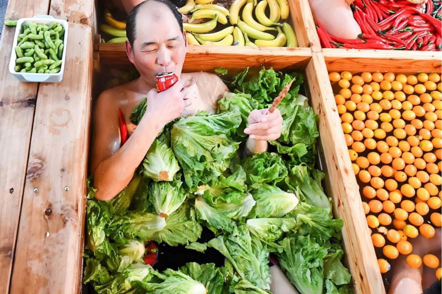Sambil berendam pengunjung boleh menikmati sayur-sayuran untuk dimakan.