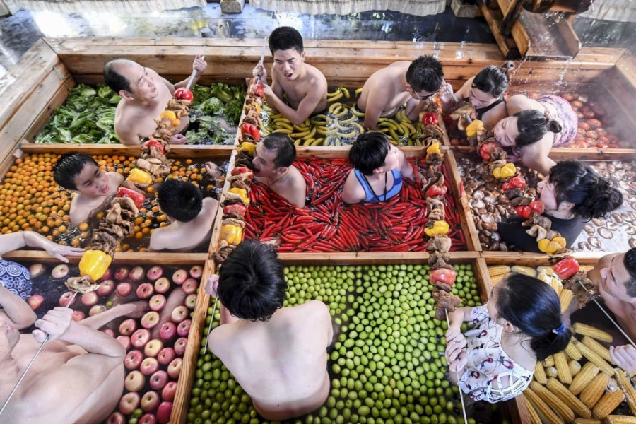 Terdapat kolam air panas dibahagikan kepada beberapa bahagian dan diisi dengan pelbagai sayur-sayuran.