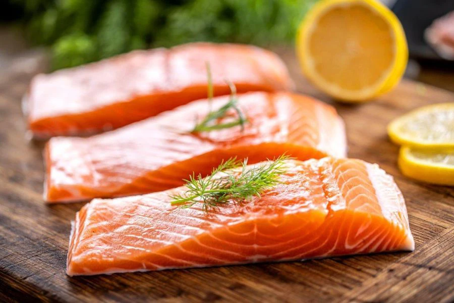 Ikan salmon kaya dengan omega-3 yang membantu meningkatkan daya fokus otak.