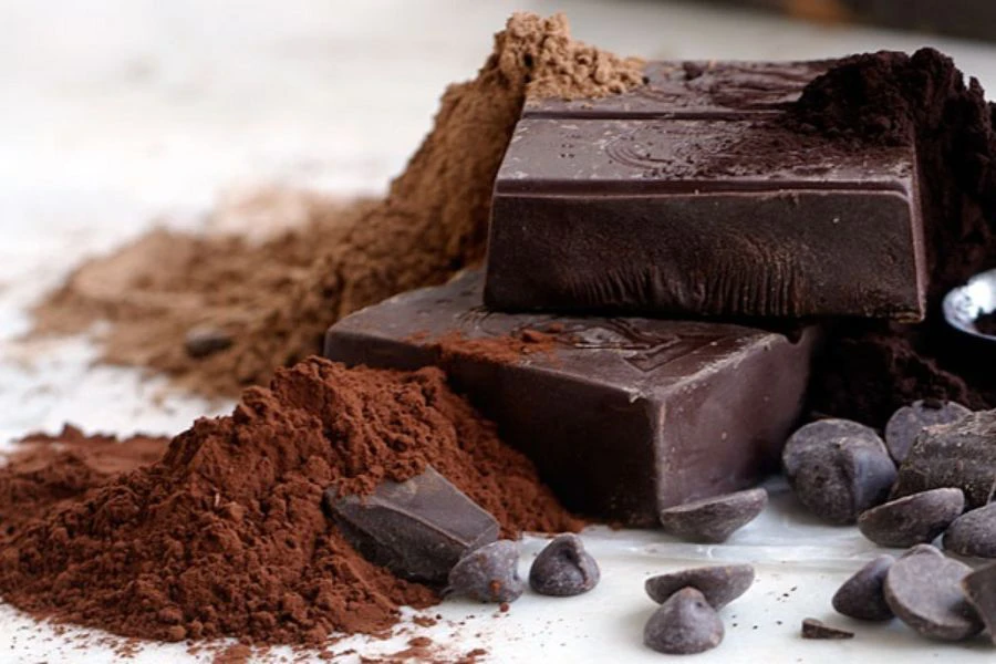 Coklat mengandungikandungan flavonoid yang membantu meningkatkan fokus otak.