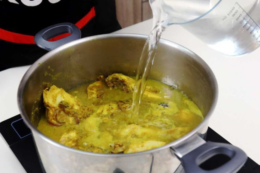 Tambah air untuk masakan berkuah.