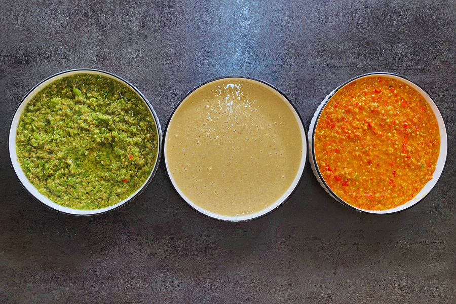 Tiga pilihan sambal disediakan mengikut kesesuaian tahap kepedasan. 