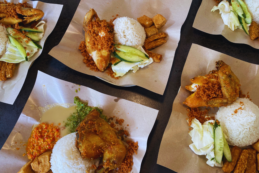 Ayam Gepuk Kriuk, memberikan kombinasi rasa tekstur pedas rangup menggoda selera.