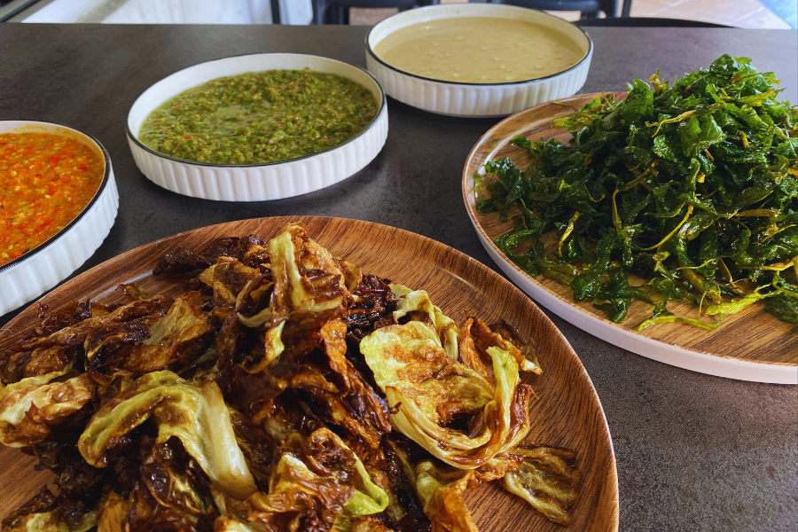 Sayur kobis dan kangkung goreng disajikan rangup turut memikat selera pelanggan.