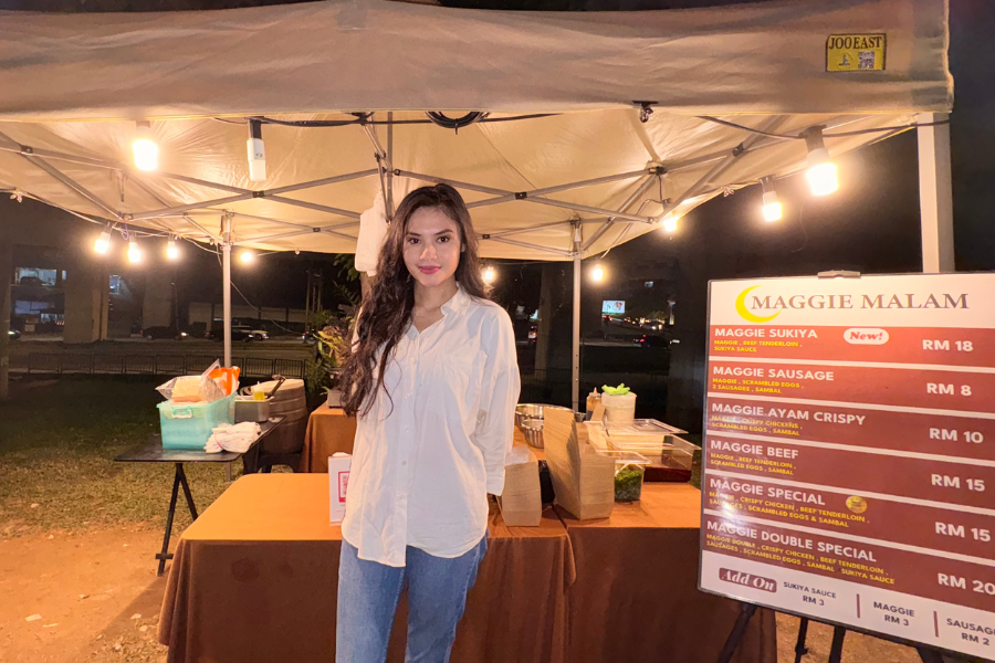 Alieya pernah memasang impian menceburkan diri dalam bidang peragaan.