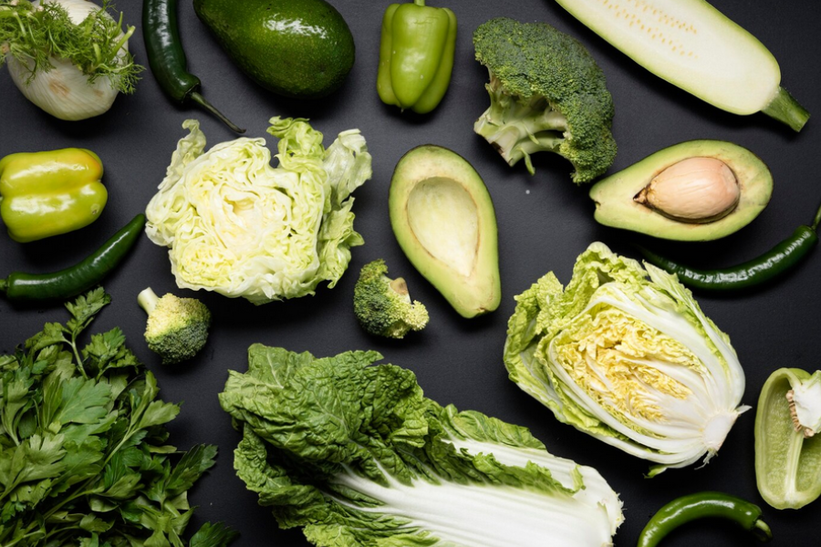 Sayuran hijau seperti bayam dan brokoli mengandungi klorofil, serat, vitamin K, dan potassium. 