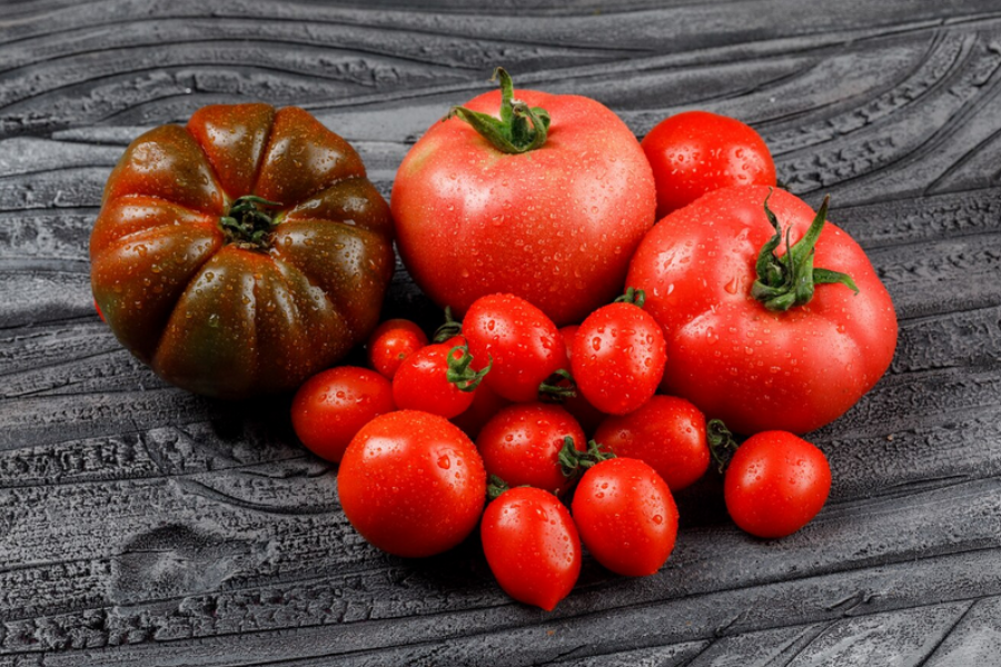 Buah dan sayur merah seperti tomato, tembikai dan jambu merah kaya dengan likopen.