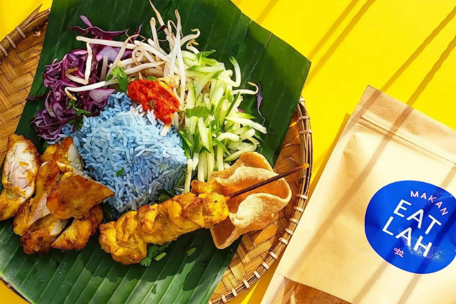 Nasi kerabu merupakan hidangan dari Kelantan yang terkenal kerana nasinya berwarna biru.