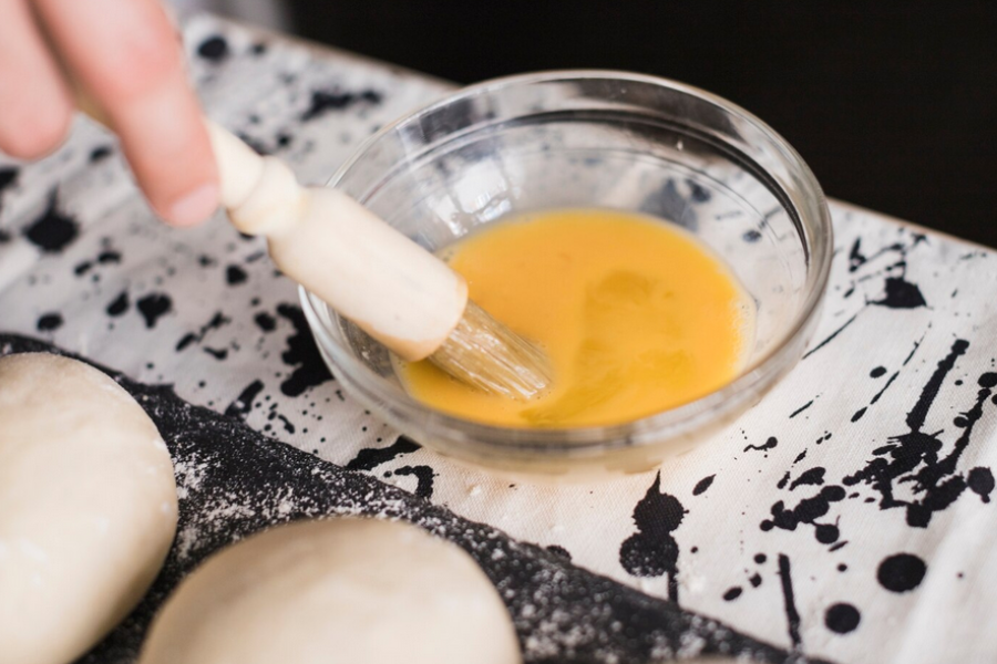 Mayonis dihasilkan menggunakan telur.