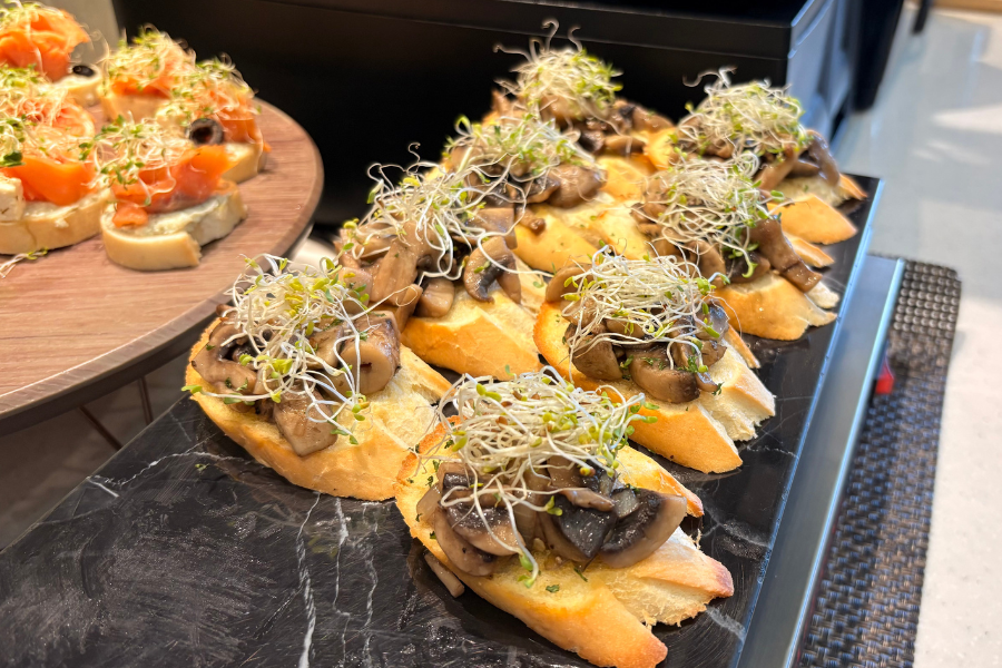 Hidangan yang disajikan dijamin bersih dan halal.