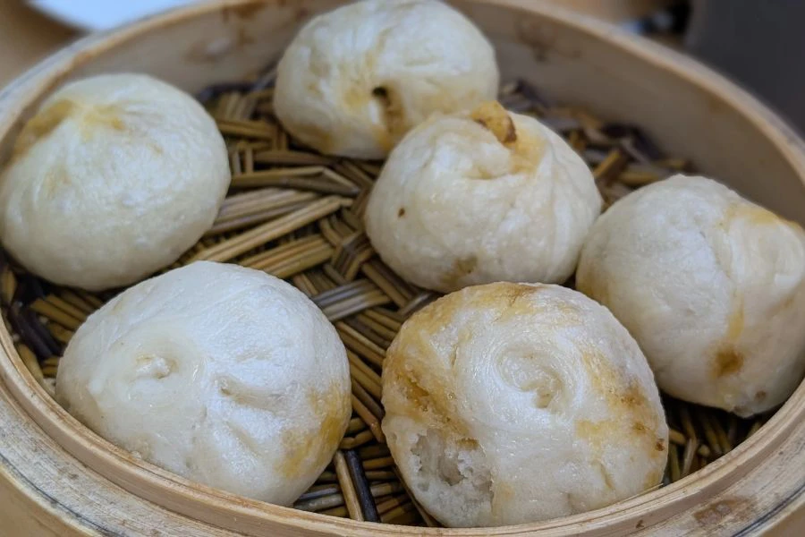Xio long bao daging ini antara pilihan menu wajib dicuba.