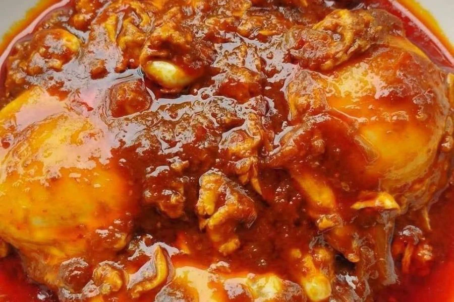 Resipi sambal telur ini hanya menggunakan bahan-bahan asas mudah.
