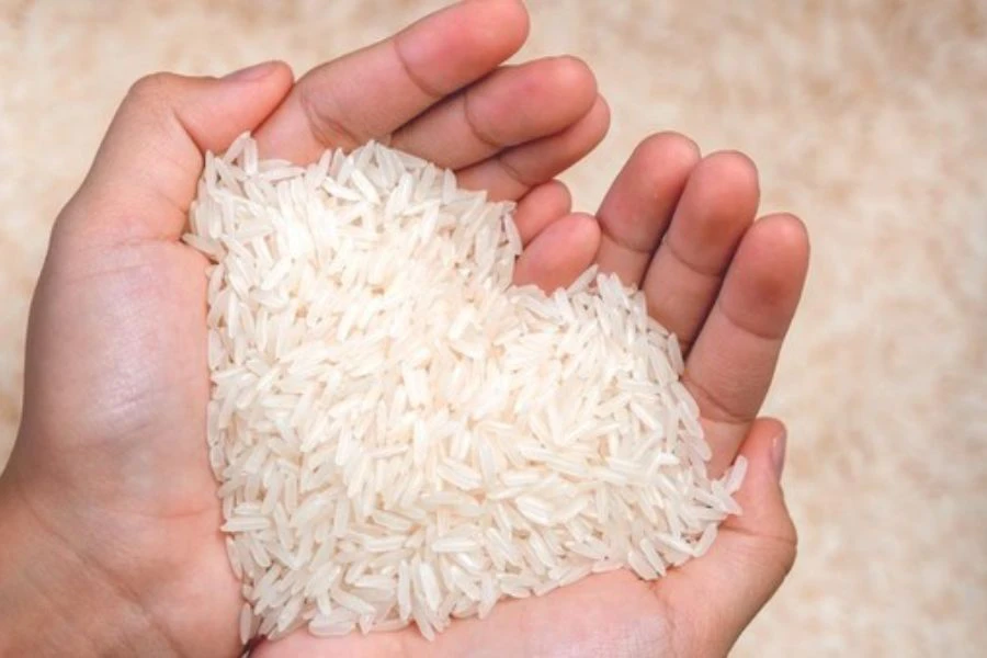 Kisaran beras selama beberapa minit dapat membantu menyingkirkan bau lama pengisar.