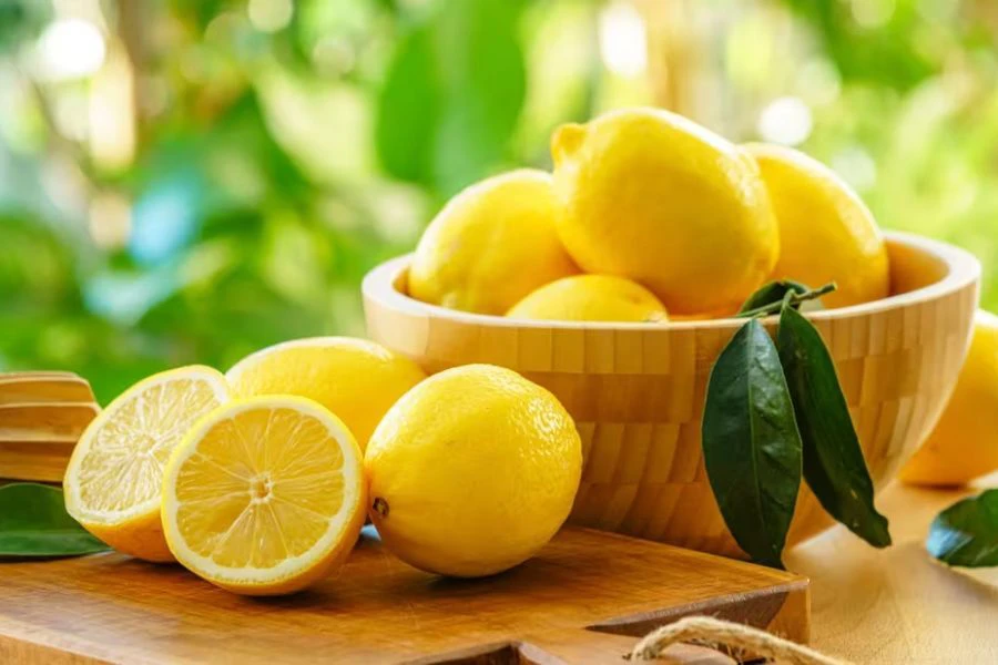 Potongan limau dapat membantu mengembalikan kesegaran bau pengisar.