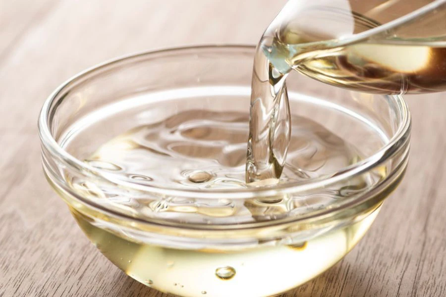 Campuran cuka putih sangat berkesan untuk menghilangkan bau ikan dan bawang.