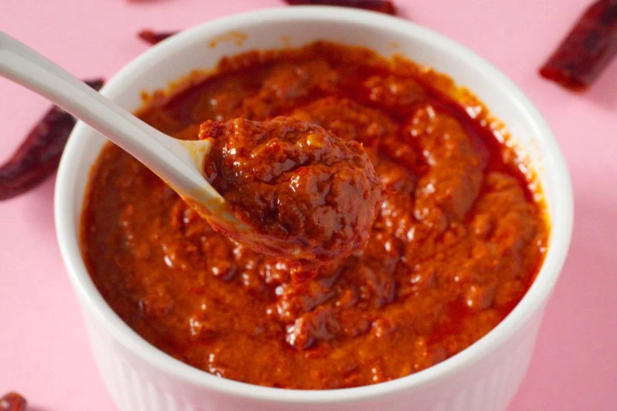 Minyak membantu melindungi lapisan cili yang dikisar sebagai pengawet semula jadi.