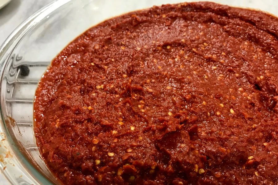 Minyak membantu bilah pengisar dengan lebih lancar.