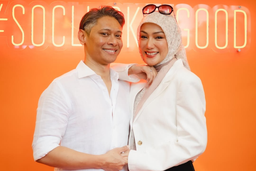 Erra tetap menjaga makan minum suaminya walaupun sibuk dengan tuntutan kerja.