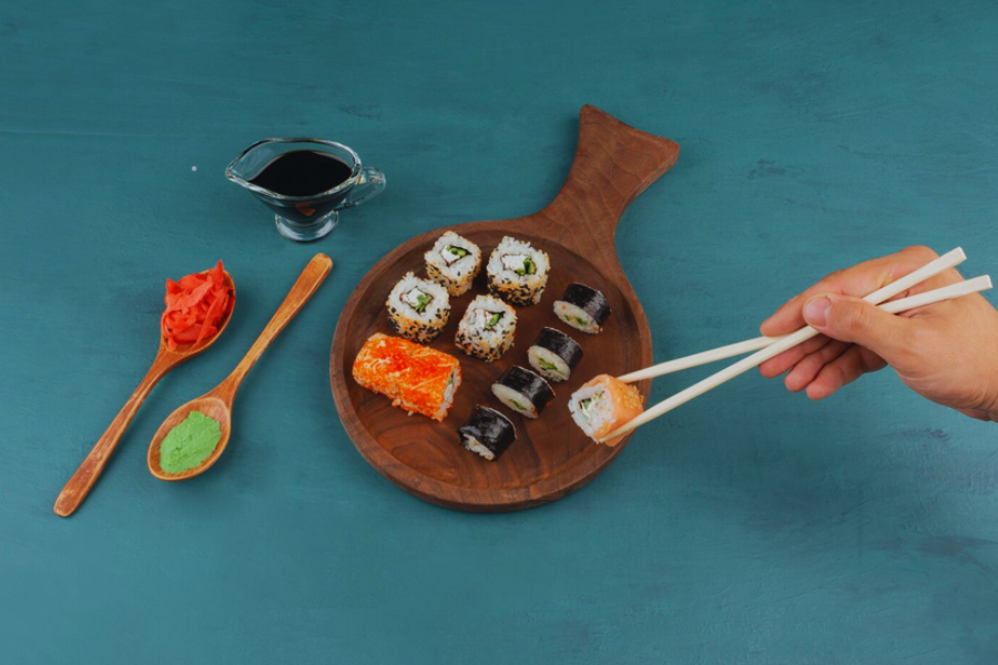 Hidangan klasik sushi lazimnya dinikmati menggunakan penyepit makanan. 