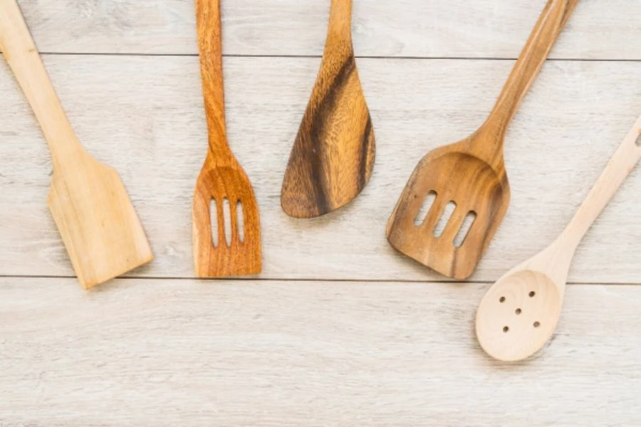 Gunakan peralatan bersih dan kering untuk mengambil santan.