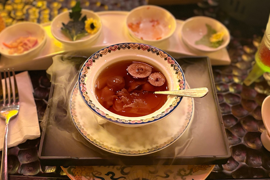 Tetamu disajikan Lai Chee Kang sebagai penutup.