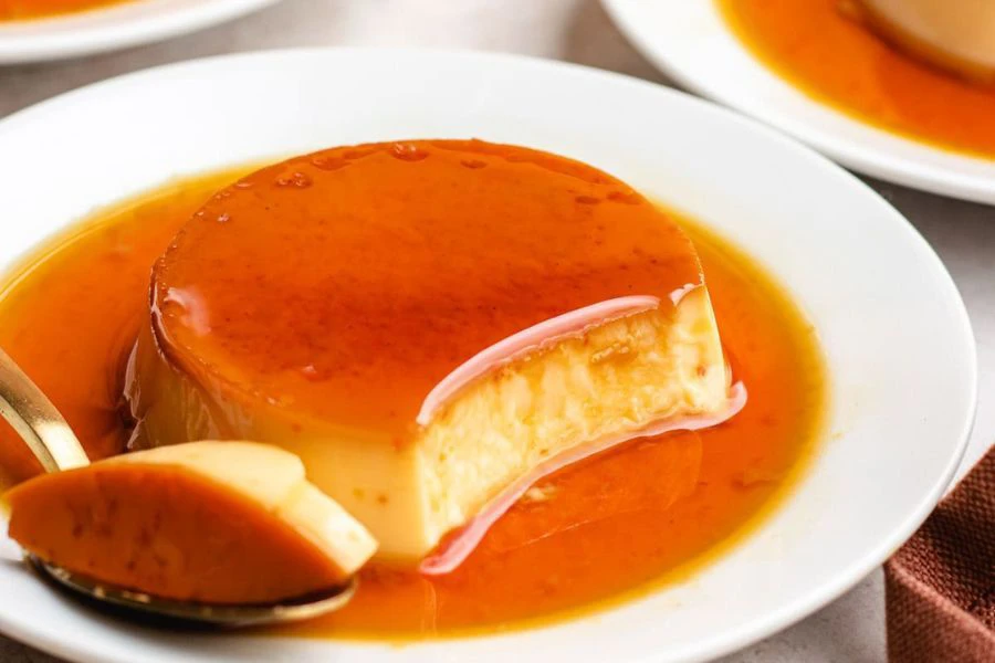 Puding karamel pula lazimnya menggunakan susu dan gula dengan jumlah telur sedikit atau tanpa telur langsung.