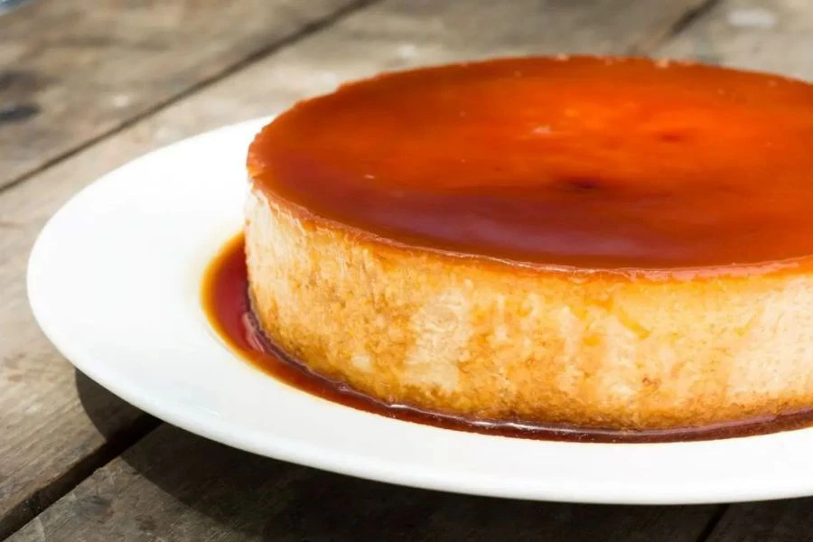 Quesillo menggunakan telur dalam jumlah lebih banyak bersama susu cair dan susu pekat manis.