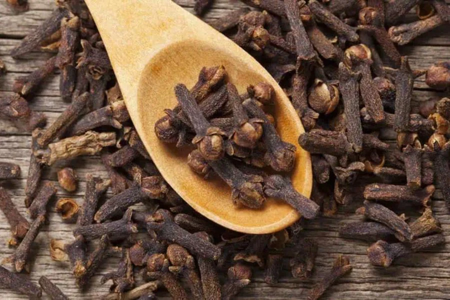 Cengkih membantu melawan bakteria penyebab jerawat dan jeragat.