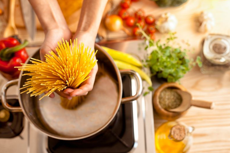 Tambahan garam pada rebusan membantu pasta menyerap rasa.