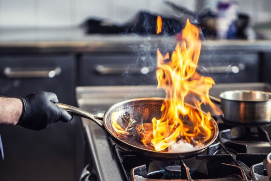 Api besar menjadikan hidangan cepat kering.