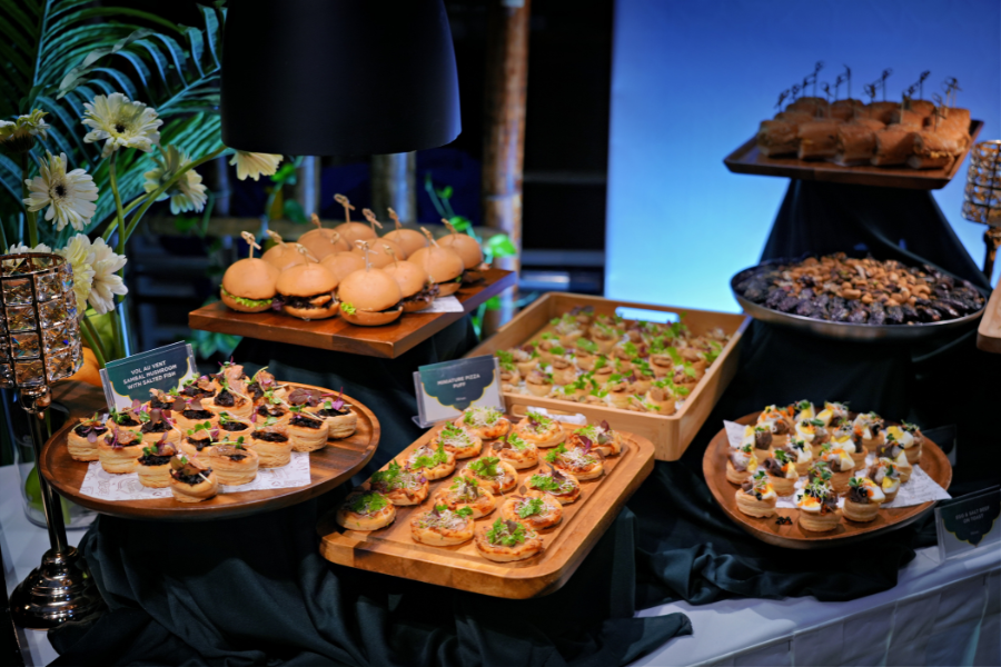  Pelanggan yang menikmati Iftar Mubarak Platter secara dine-in turut menerimaakses tanpa had ke Semi Buffet Me’nate sepanjang tempoh promosi Ramadan.