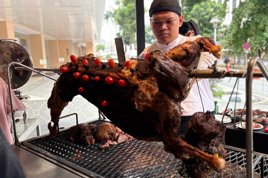 Kambing golek dimasak berjus, lembut dengan penuh rempah.