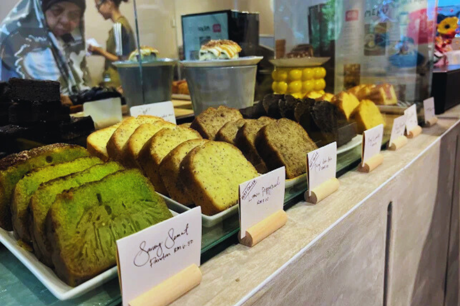 Pilihan kuih-muih klasikdi Kek Molek dimasak segar setiap hari.