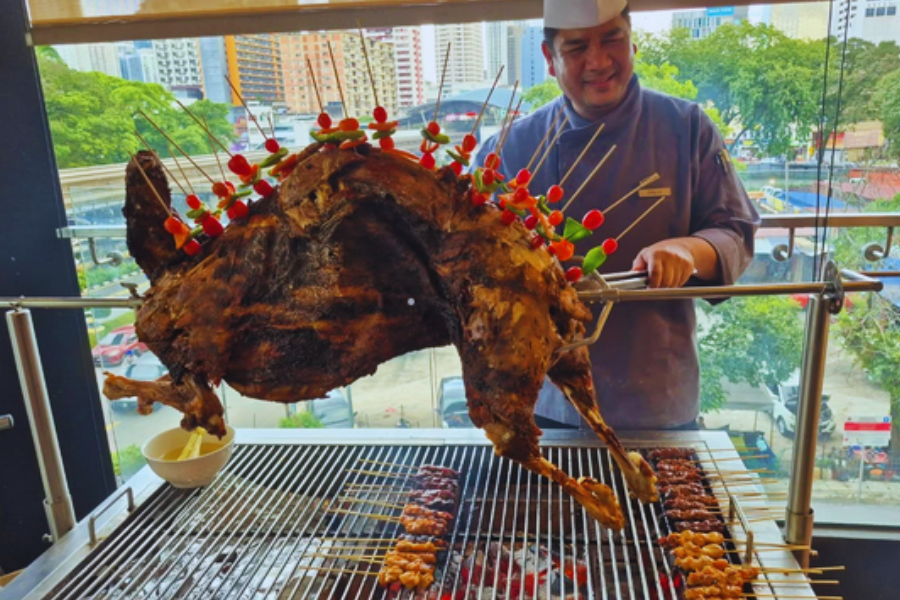 Tak sah kalau berbuka puasa tanpa sajian kambing golek istimewa dari Fairfield by Marriott Chow Kit Kuala Lumpur.