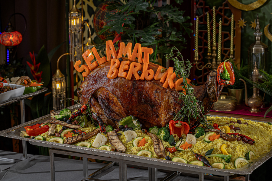 Hidangan berbuka puasa tidak lengkap tanpa kambing golek bakar. 