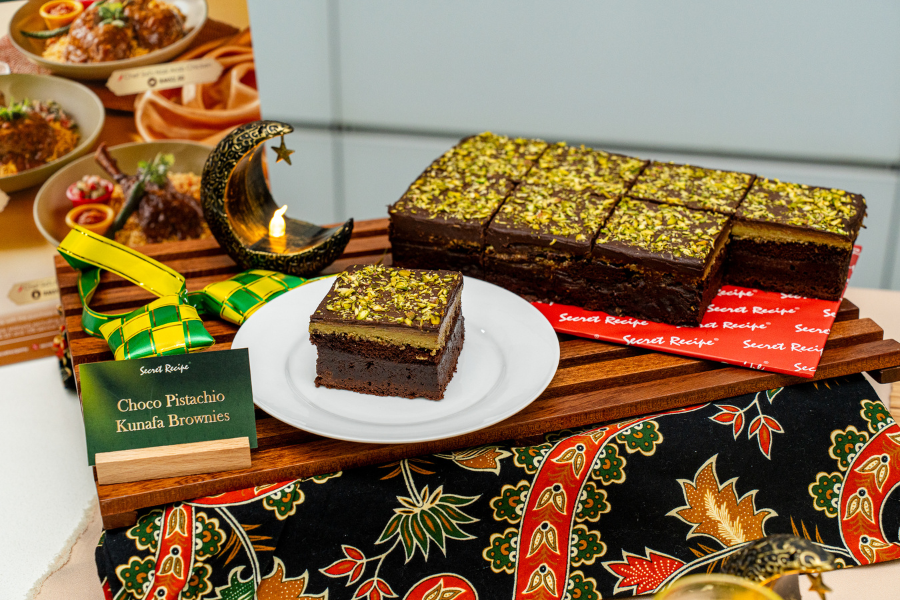 Selain Nasi Arab, ada juga seleksi minuman dan kek istimewa