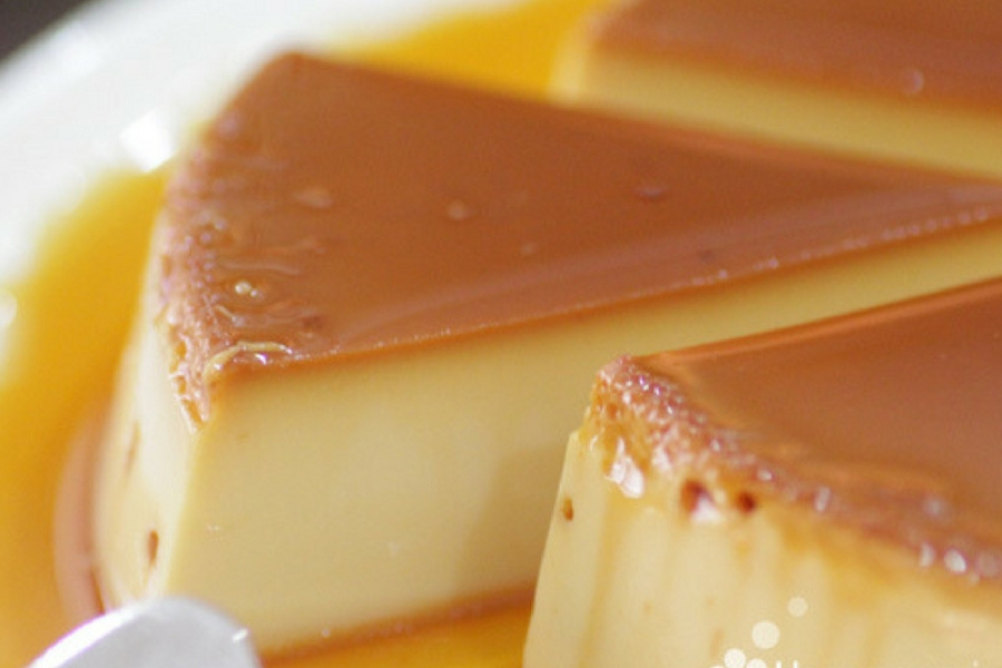 Puding karamel mempunyai rasa yang lebih lembut dan ringan berbanding Quesillo.