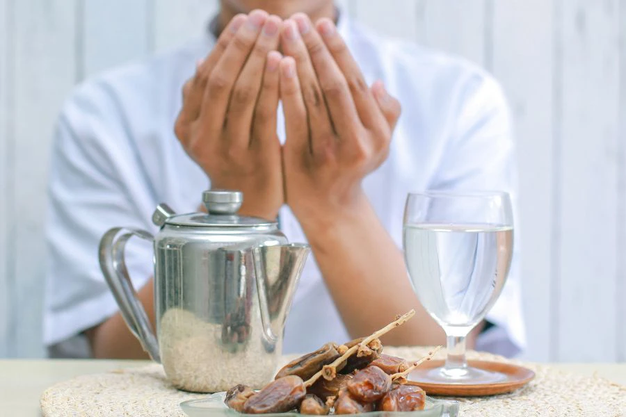 Pengambilan air masak yang cukup dan sedikit buah kurma mampu memberi kesan kenyang dan menghilangkan haus.