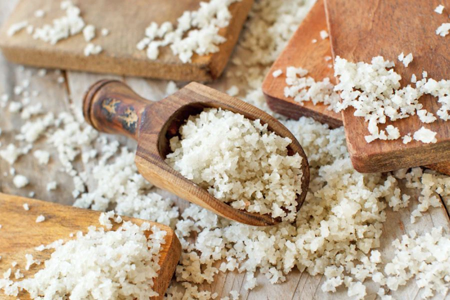 Garam bukit mengandungi kandungan sodium lebih rendah dan mineral lain yang lebih tinggi.