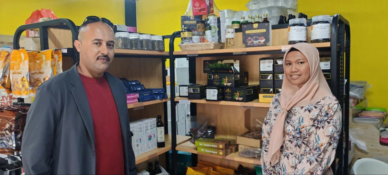 Nisa dan suaminya yang juga warga Yemen menjalankan bisnes mengimport kurma ke Malaysia.