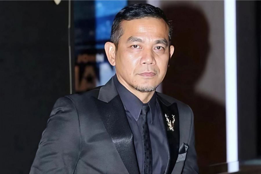 Hidangan seperti telur goreng dan sambal ikan bilis sudah cukup berselera buat Rosyam.