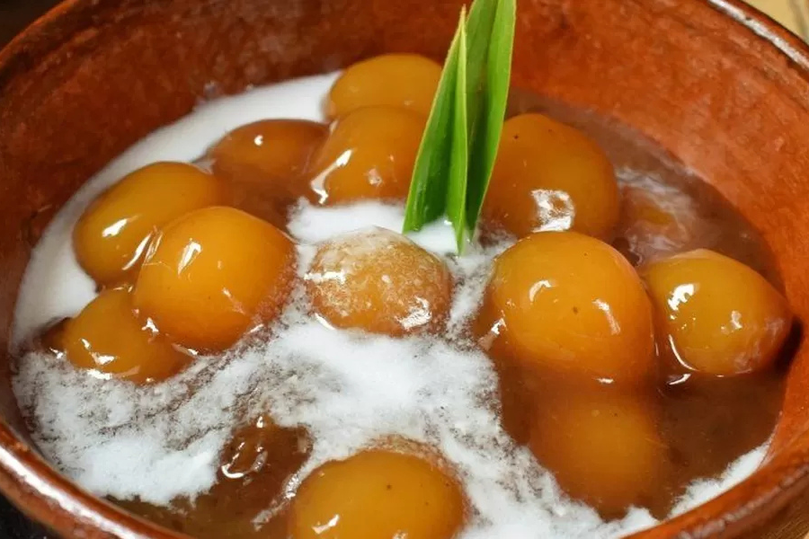 Bubur candil diperbuat daripada bebola tepung pulut yang kenyal,