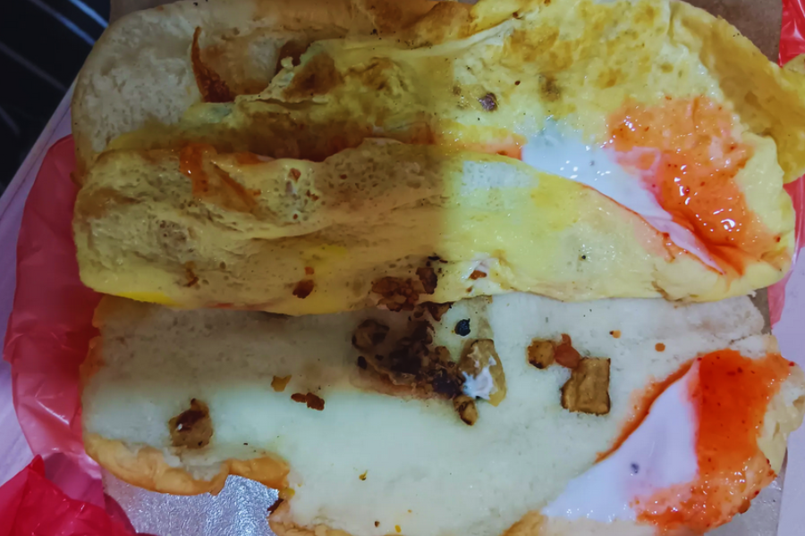 Roti John ayam mini dengan inti terlalu sedikit. 