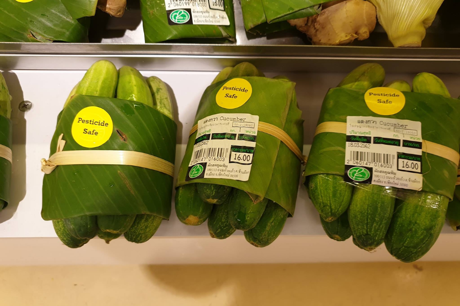 Sayuran seperti timun dibalut menggunakan daun pisang.